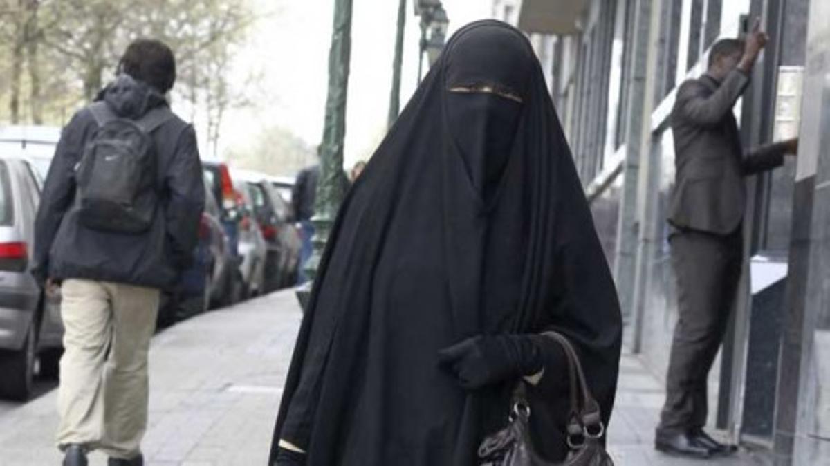 Imagen de archivo de una mujer con un burka.