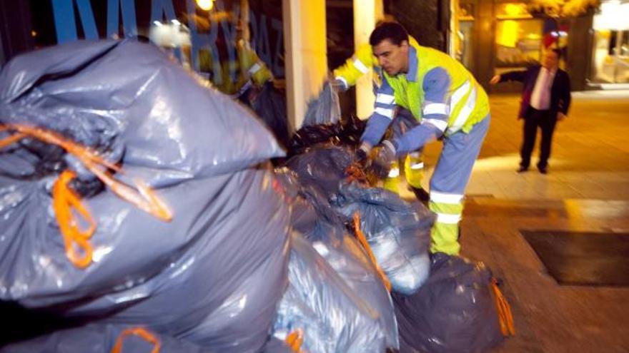 Un operario recoge la basura.