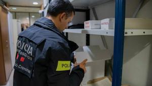 Un agente de Mossos en una investigación