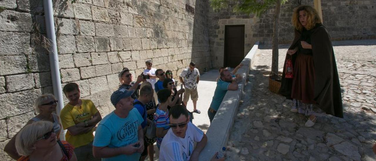 Un grupo de turistas rusos participa en una de las visitas teatralizadas del Castillo de Santa Bárbara en Alicante