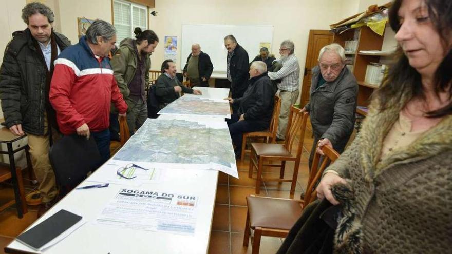 Una reunión de vecinos opositores al proyecto con los concejales de Marea. // Gustavo Santos