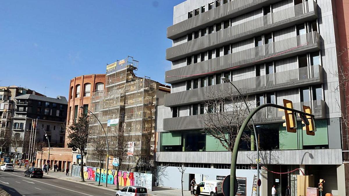 Blocs de pisos a la Gran Via de Girona, en una imatge recent.