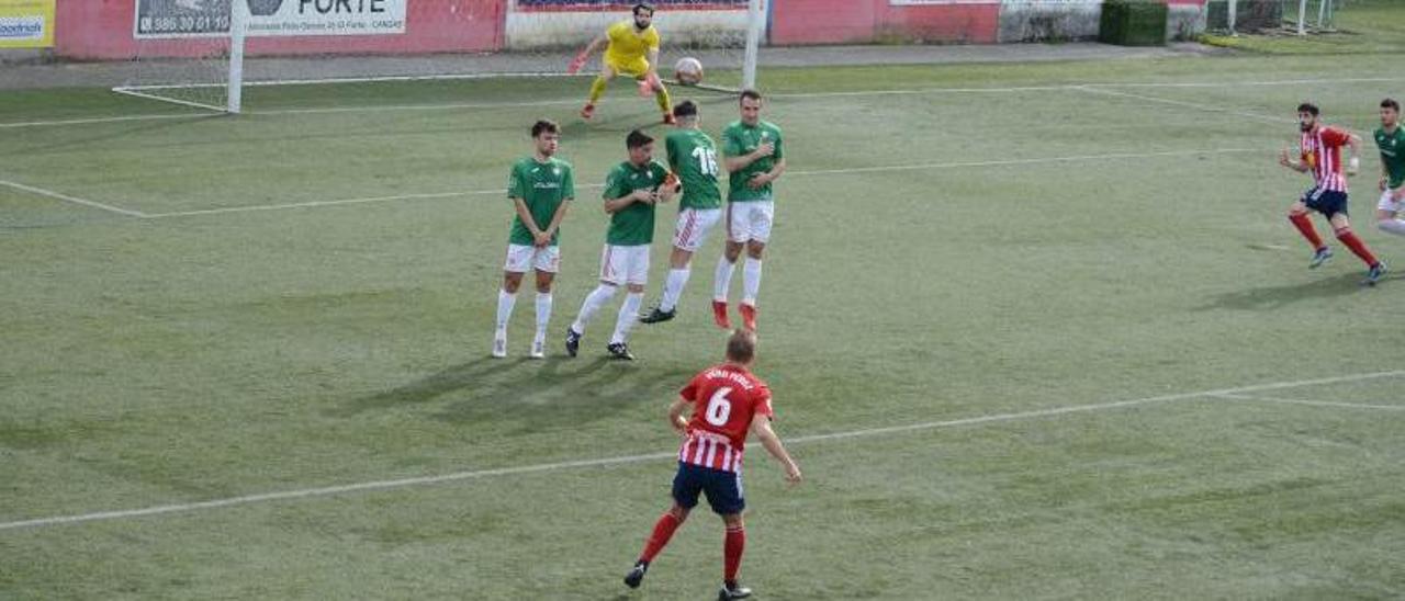 Lanzamiento de Yago Pérez que acabó convirtiéndose en el primer gol alondrista. |  // GONZALO NÚÑEZ