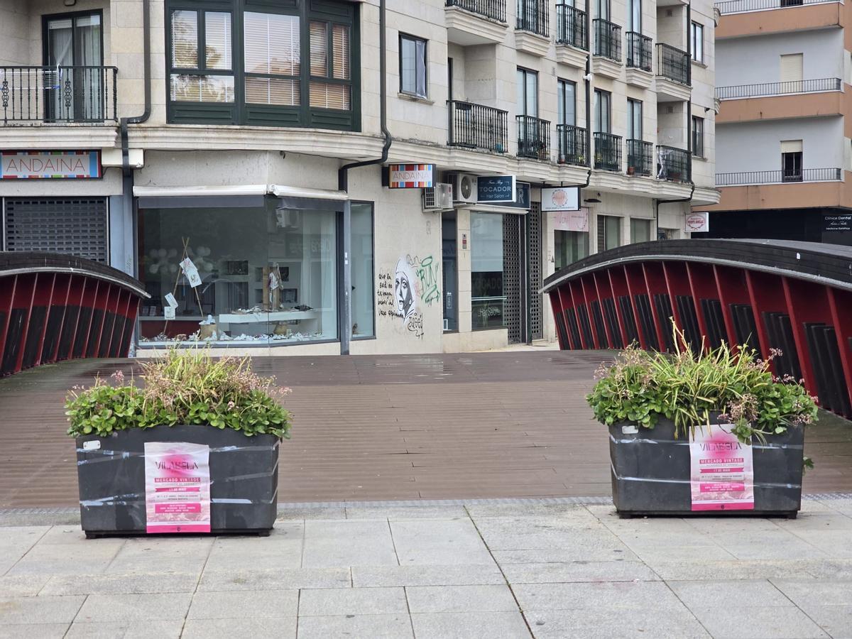 Carteles en una pasarela de acceso al parque de A Xunqueira.