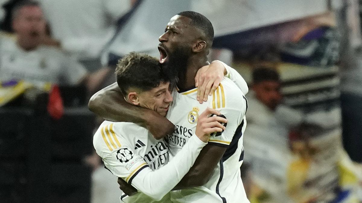 Rudiger abraza a Valverde tras empatar ante el City