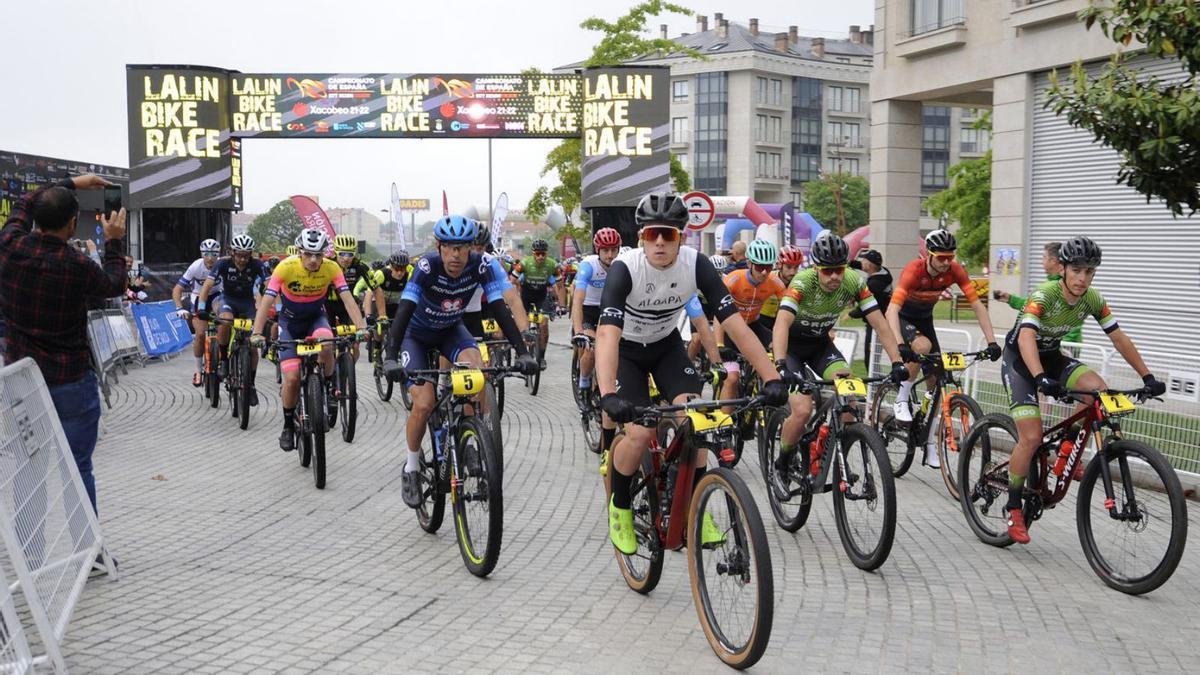 Salida de la Lalín Bike Race desde la Praza de Galicia. |   // BERNABÉ/J. LALÍN