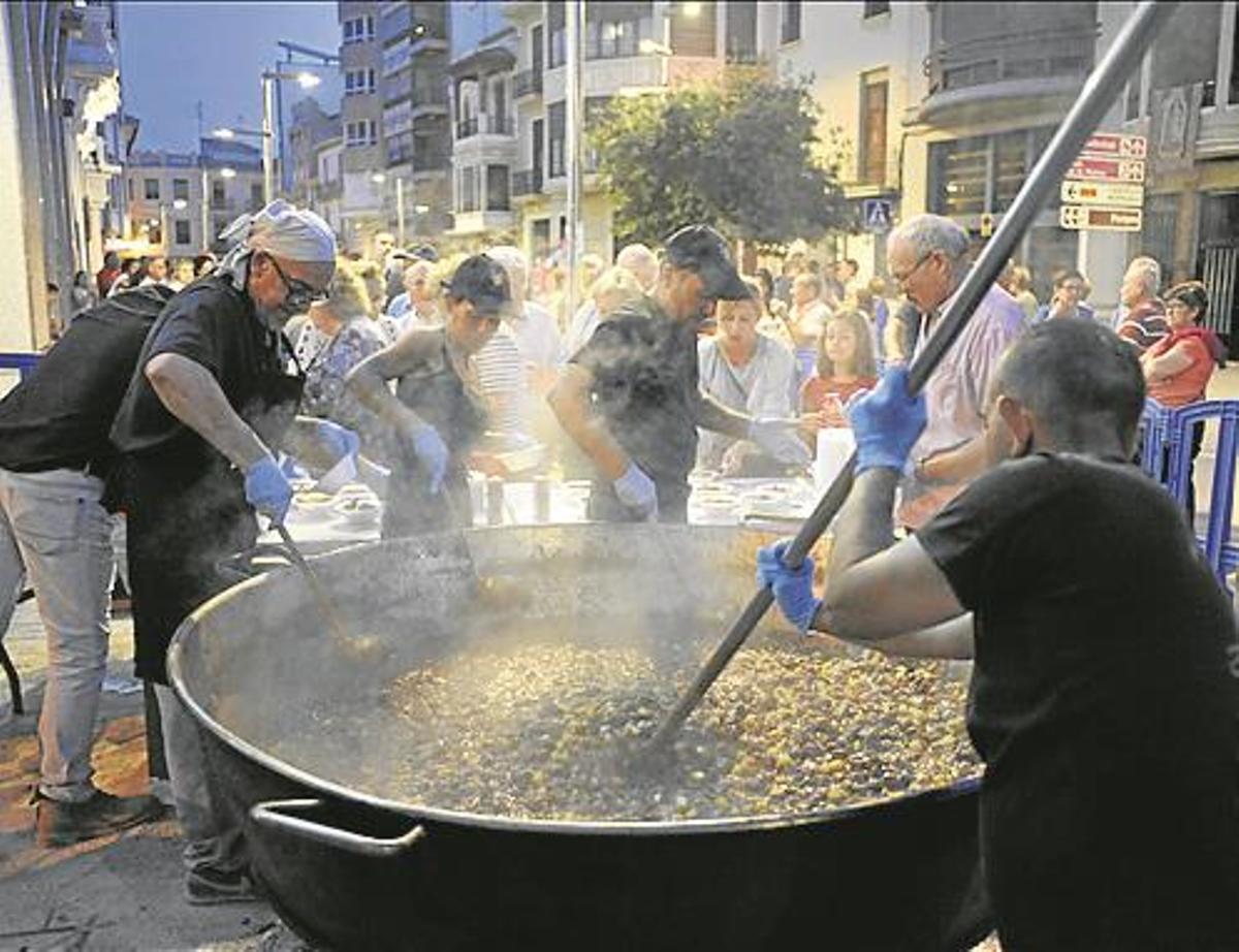 Más de 2.000 vecinos degustan ‘tombet de bou’ en la recta final de Santa Quitèria