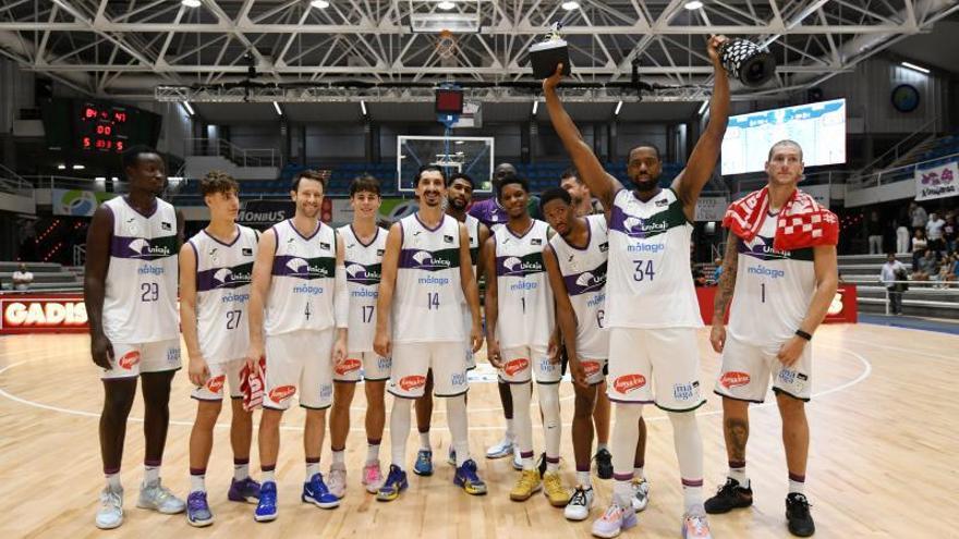 El Unicaja celebra la consecución del Torneo EncestaRías en el Pabellón Municipal de Pontevedra. |  // G- SANTOS