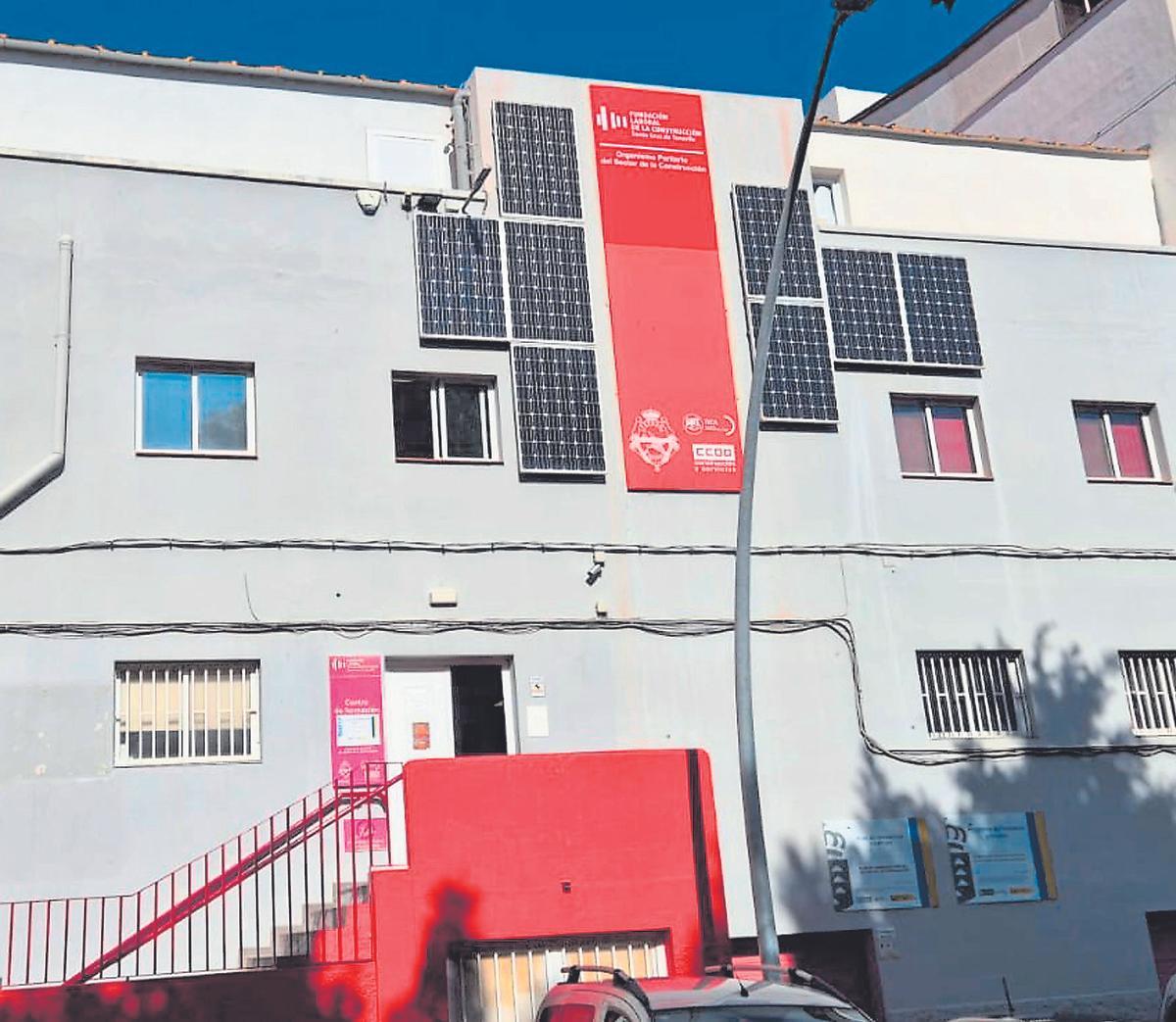 Fachada de la sede de la Fundación Laboral de la Construcciòn en Tenerife.