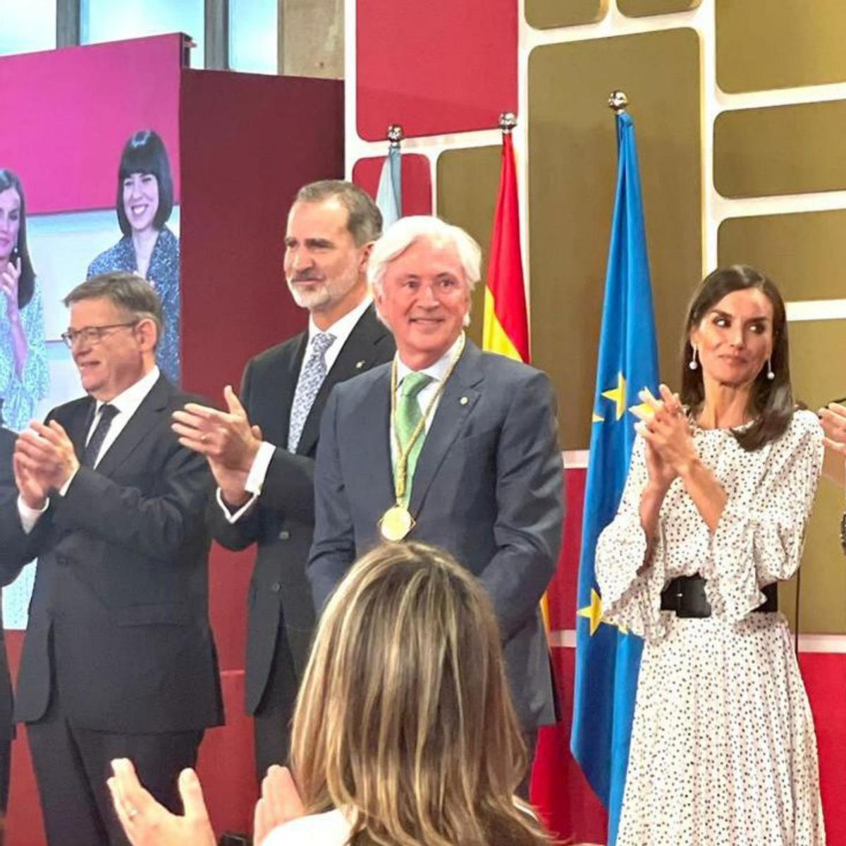 De Lacy recoge el  premio Rei Jaume I junto a Ximo Puig y los Reyes.