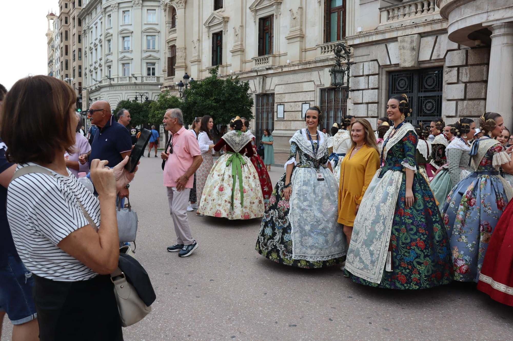 Concentración fallera en la Plaza del Ayuntamiento con las candidatas a FMV2025