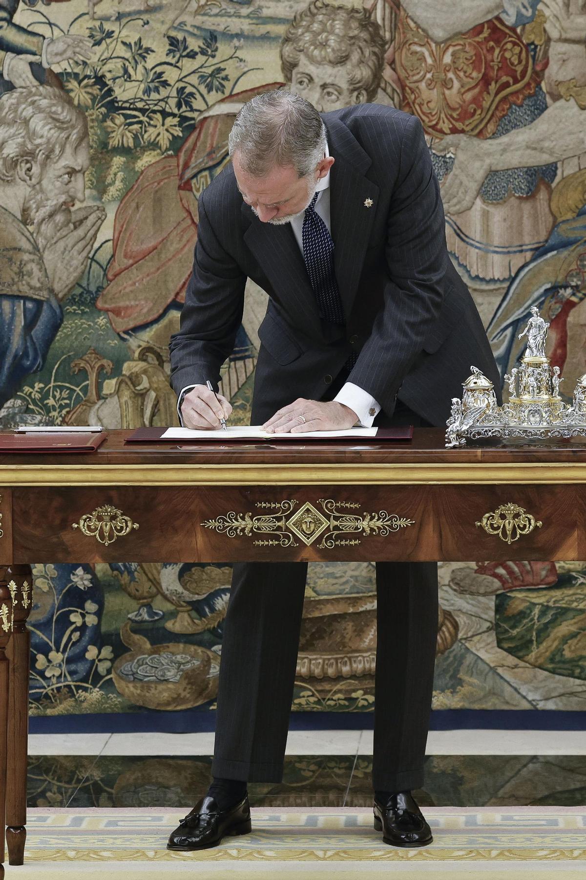 El rey Felipe VI sanciona la reforma constitucional.