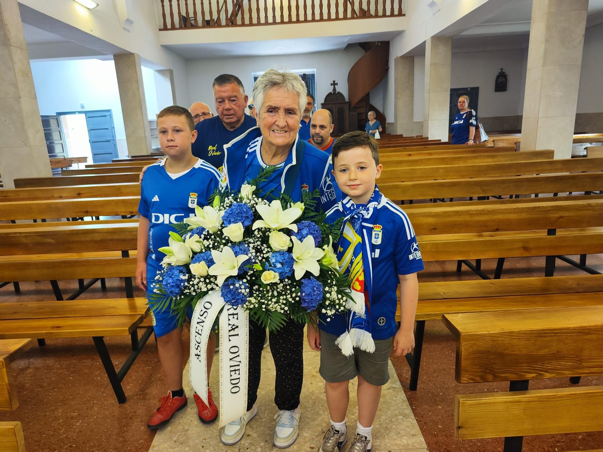 Ofrenda azul en Lugo de Llanera: los oviedistas agradecen a Santa María el ascenso a Primera