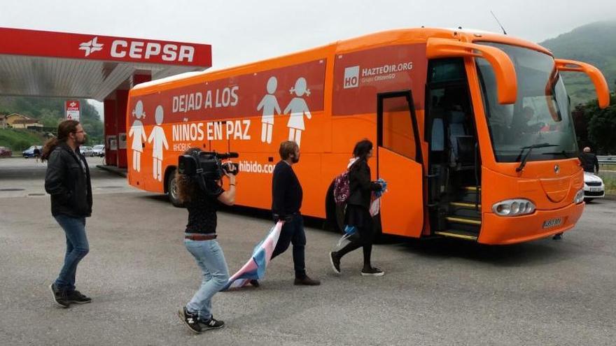 Daniel Ripa, dirigiéndose al autobús de Hazte Oír el día de los altercados, en una imagen de archivo.