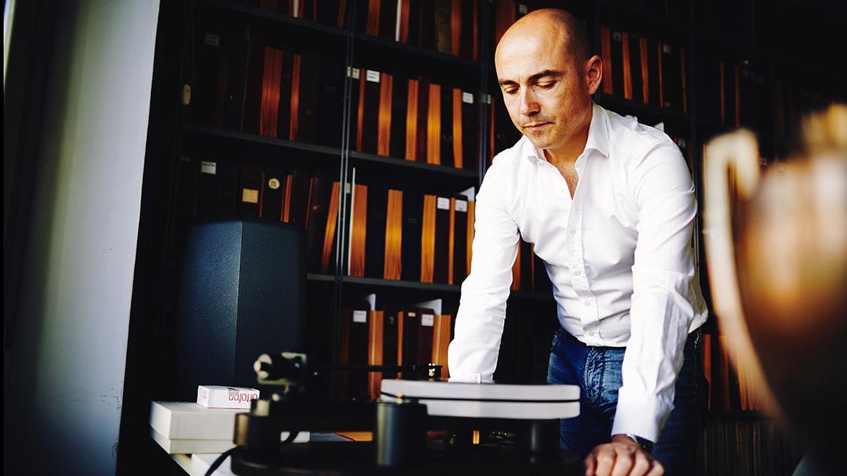 Carlos Martín Ballester, en su estudio, escuchando un disco de su colección.