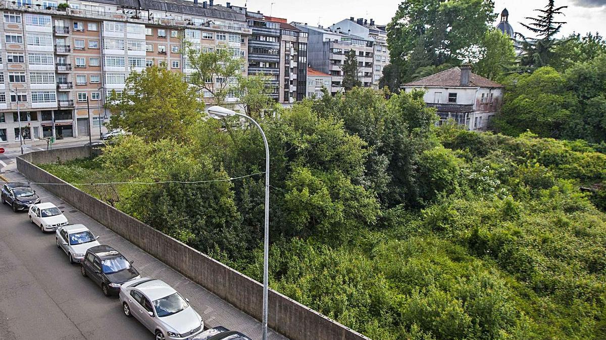 Imagen de los terrenos para la ampliación de la alameda de A Estrada, aun sin expropiar.