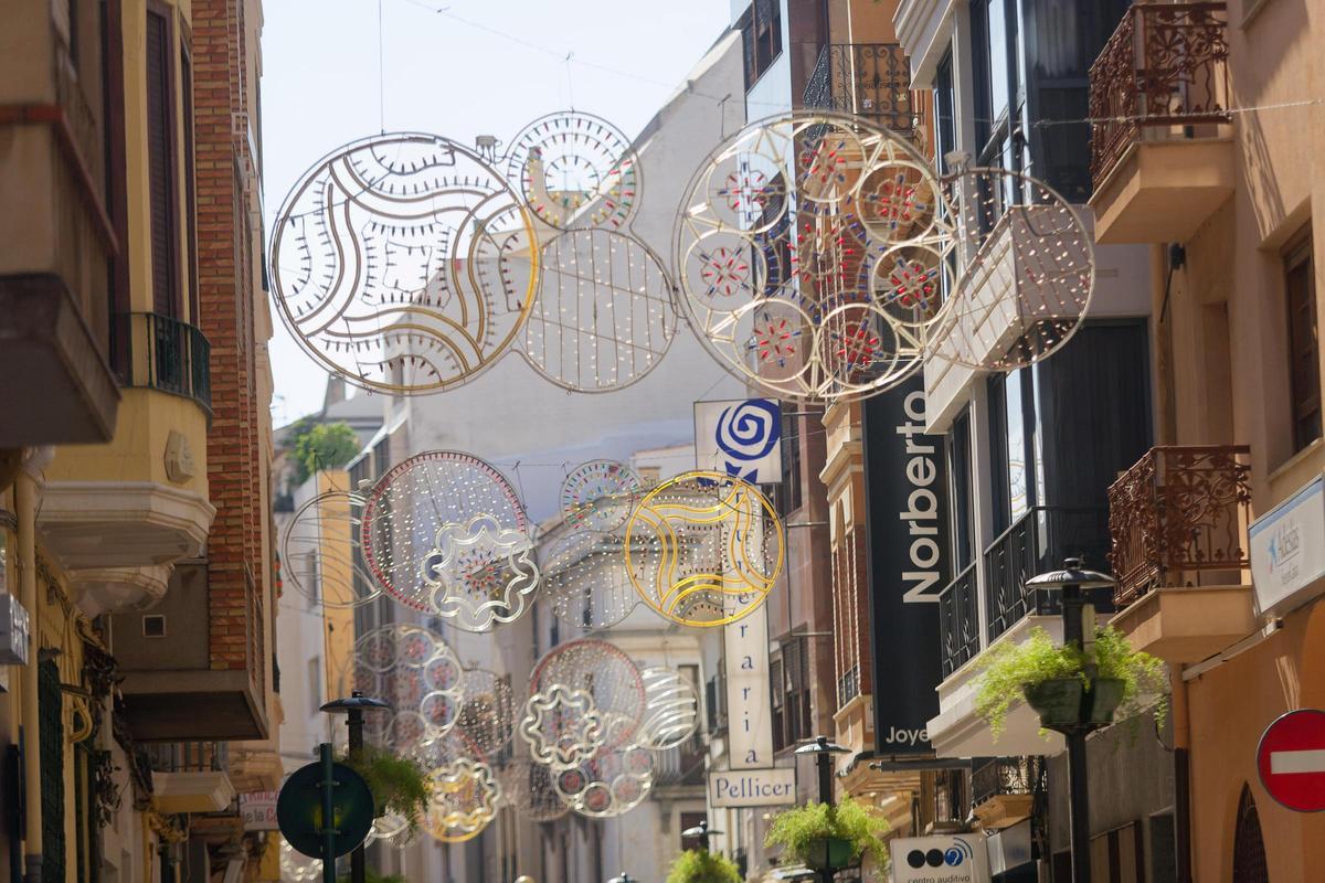 Luces de las fiestas de la Magdalena en la céntrica calle Alloza de Castelló.