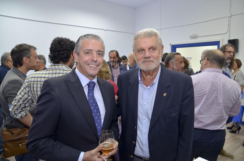 Arsenio, Beci, Manolete, Vicente, Manjarin, Manuel Pablo, Mosquera, Tino y Lendoiro, que por primera vez desde su salida volvió al estadio, entre los asistentes de 110% BLANQUIAZUL.