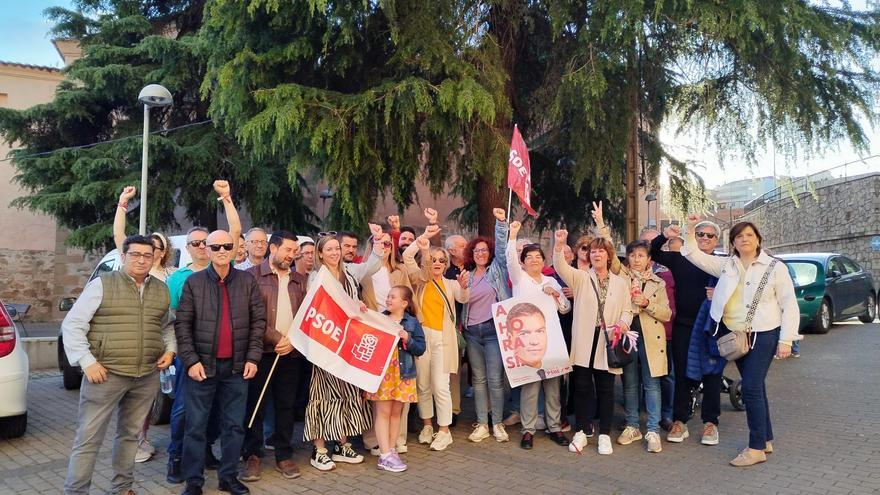 Concentración del PSOE de Plasencia en apoyo a Sánchez