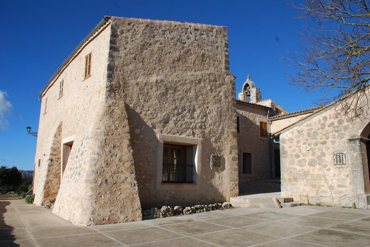 Una imagen de la hospedería del castillo de Alaró.