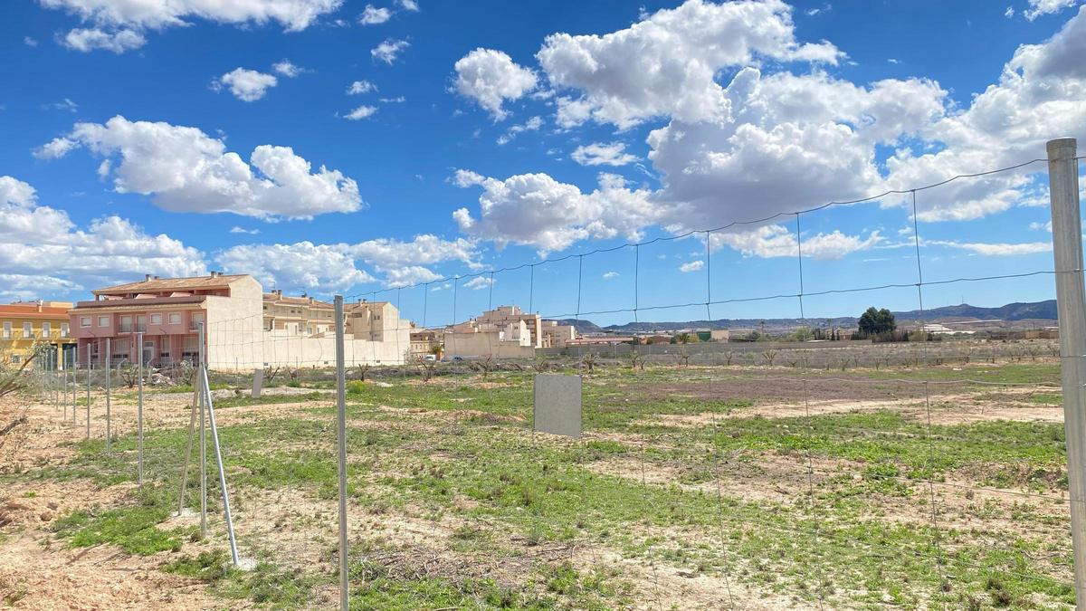 El vallado para la planta solar, muy próximo al barrio del Secano de Monforte del Cid.