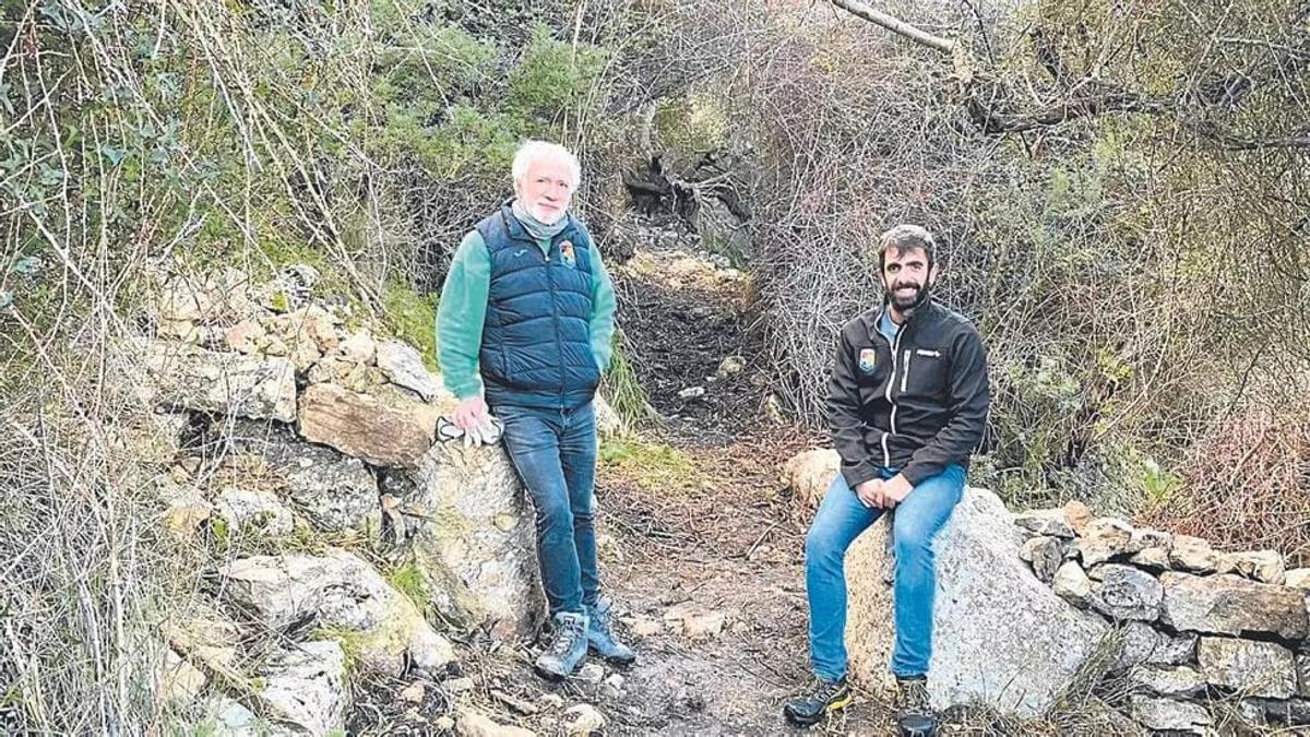 Miquel Àngel March, a la izquierda, en el Camí Llarg, ahora recuperado para el uso público.