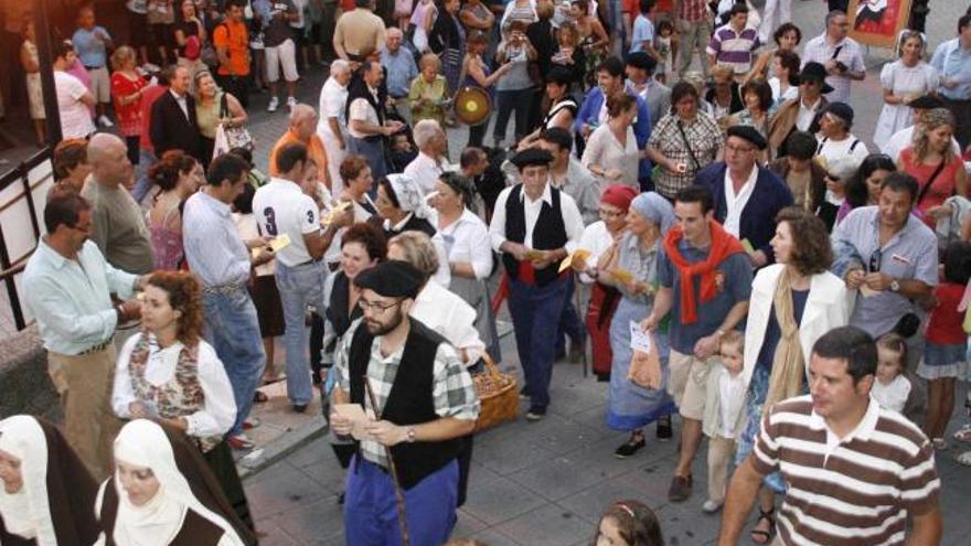 Varias compañías de teatro representando «El viaje a alguna parte» en la calle.