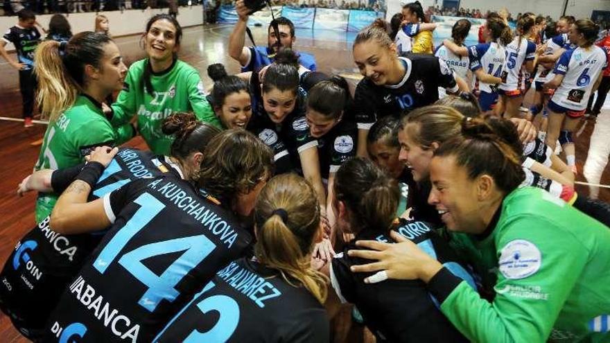 El Mecalia Atlético Guardés celebra su victoria en el pabellón de A Sangriña tras ganar al Granollers. // Marta G. Brea