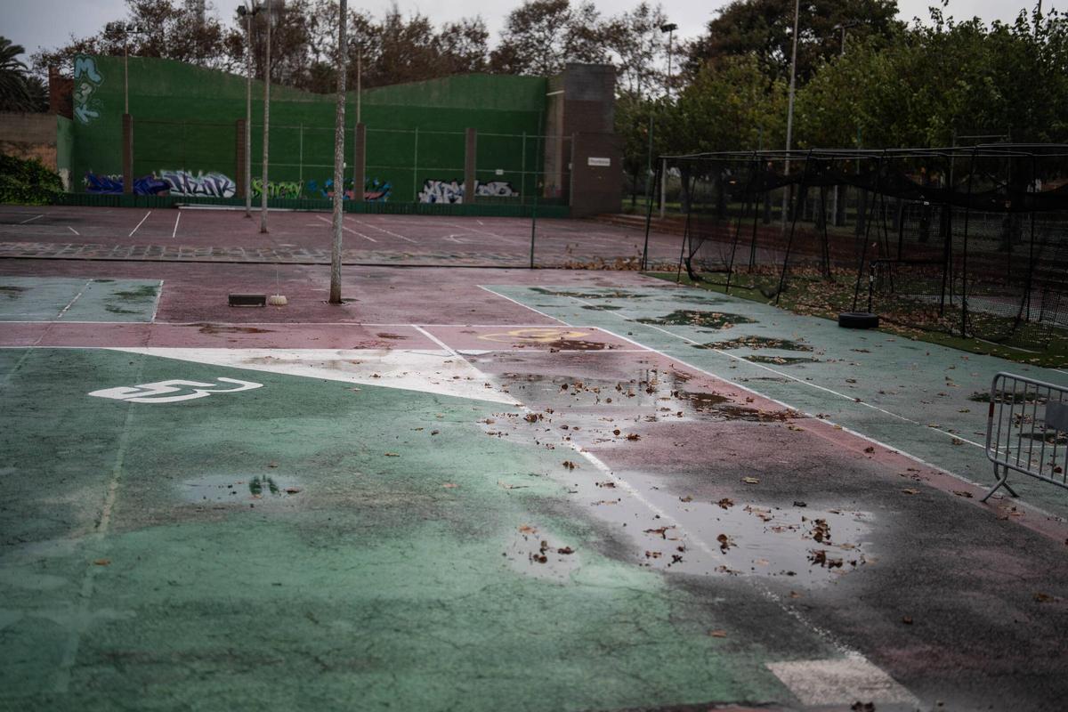 Pista deportiva situada en zona considerada inundable por el río Besòs y cercana a las Tres Xemeneies, en Sant Adrià.