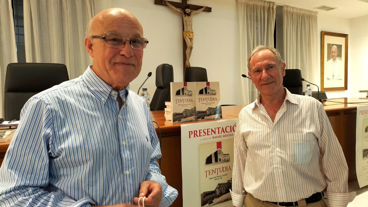 Elías y Manuel López durante la presentación del libro en la sede del Obispado