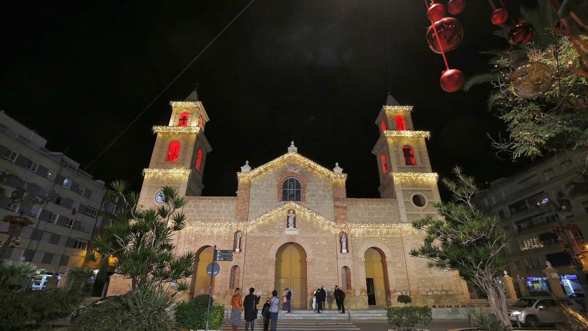 Imagen de la iluminación de Navidad 2020  en la fachada de la iglesia de La Inmaculada con el llamativo rojo en los campanarios