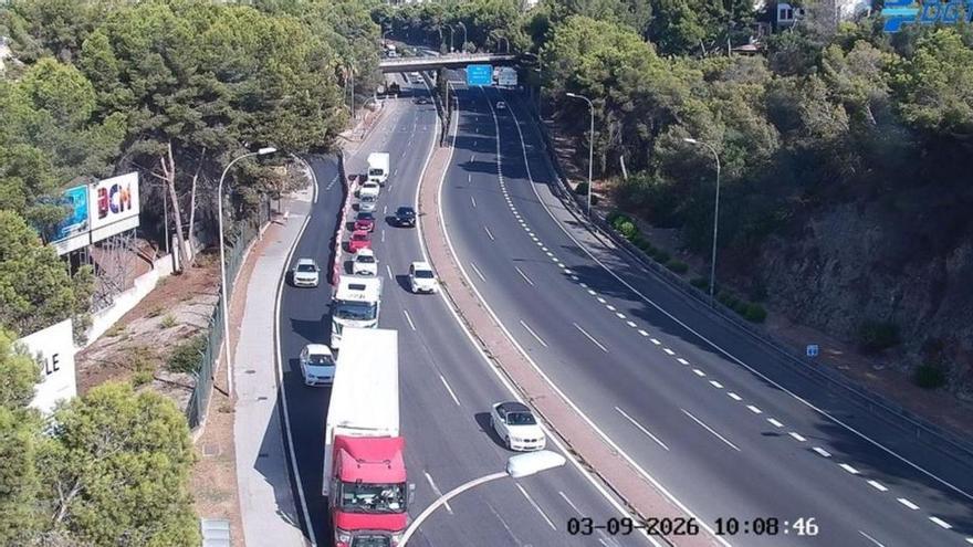 Un camión choca contra varios coches en la autopista de Inca