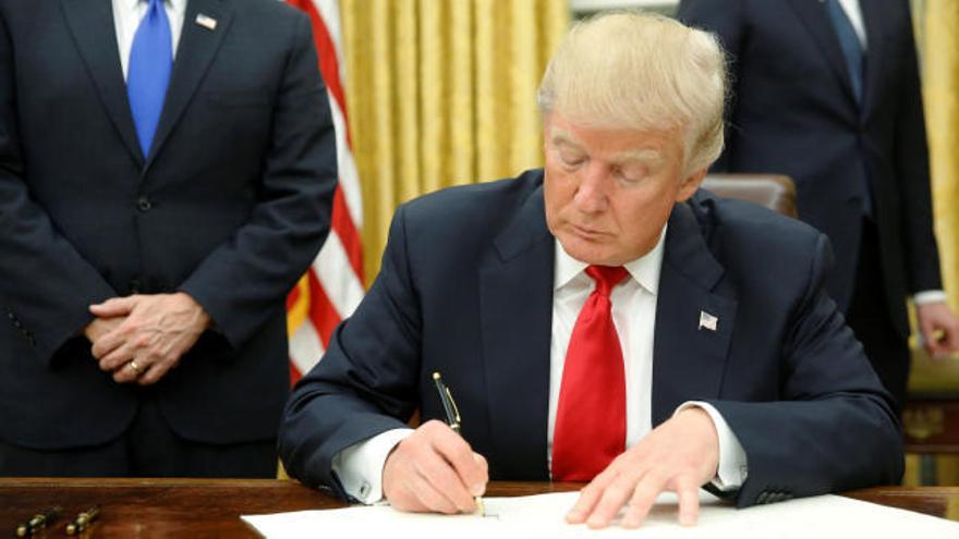 Trump firma su primer decreto y empieza a desmontar la reforma sanitaria de Obama