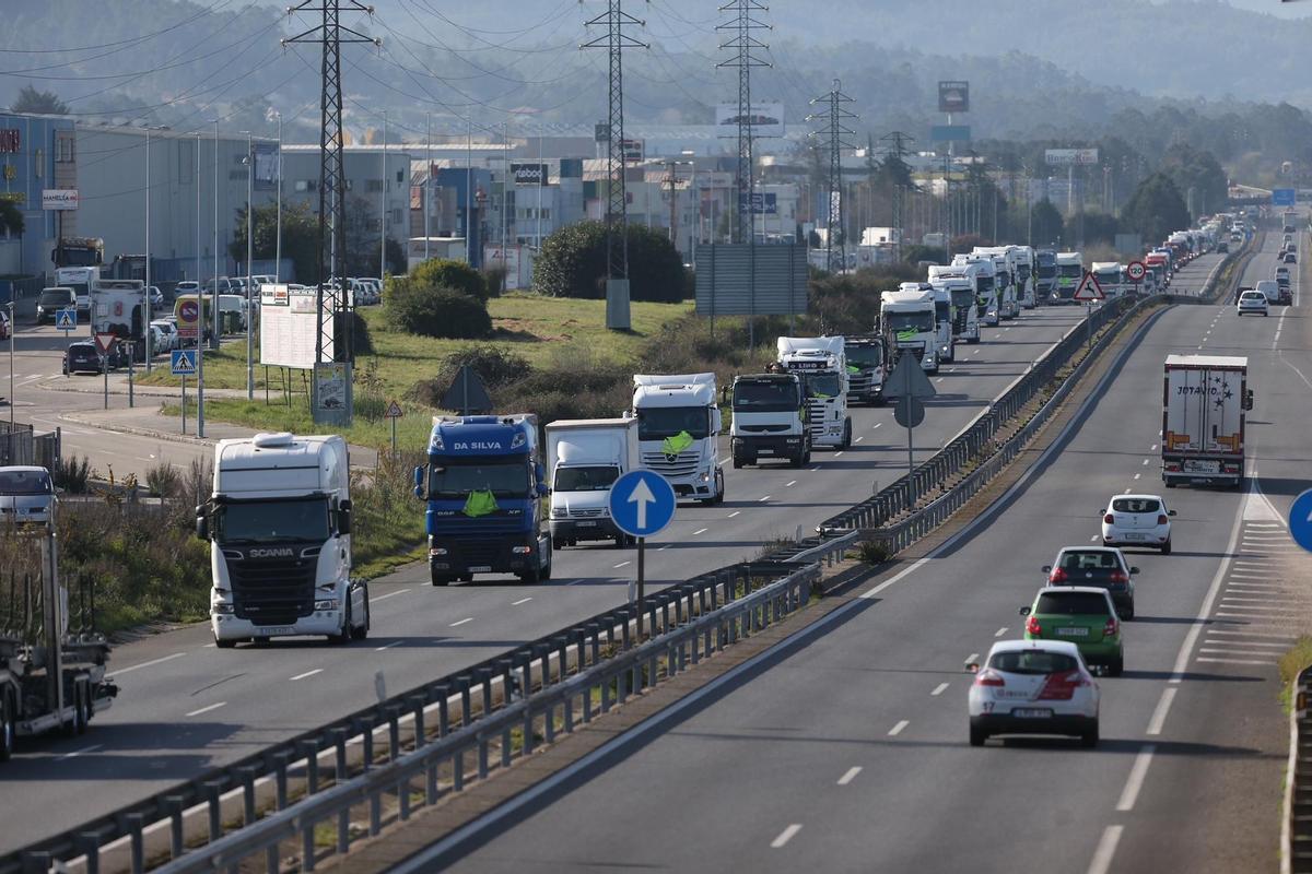 GRAF1656. VIGO, 18/03/2022.- Cientos de camiones colapsan la carretera que va desde Vigo hacia Tui, con motivo de la huelga del transporte de mercancías por carretera. EFE/ Sxenick