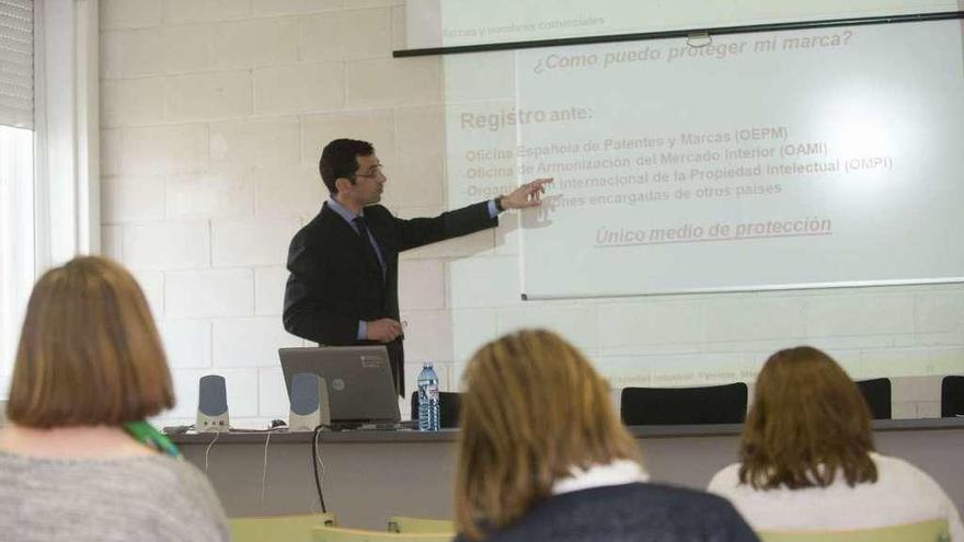 Una sesión formativa sobre patentes y marcas en un instituto de A Coruña.