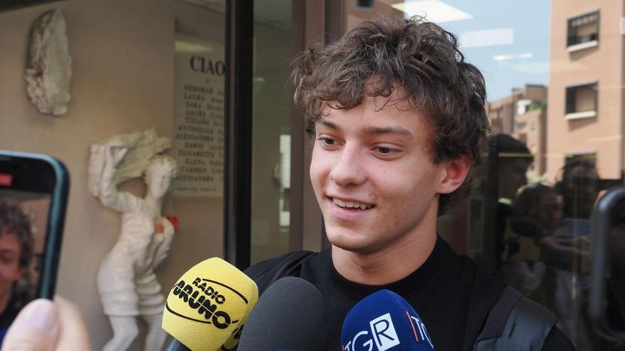 Kimi Antonelli repasa su primer día de éxamenes ante las preguntas de los periodistas