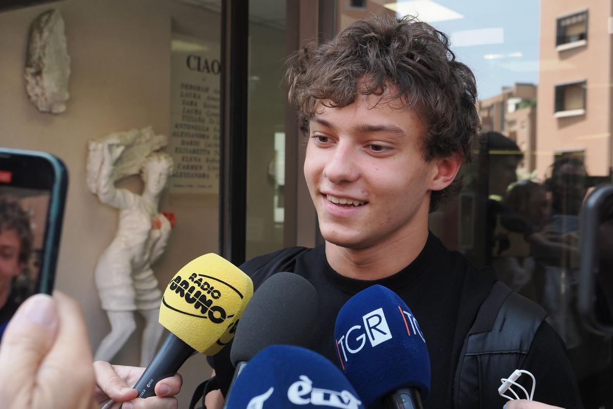 Kimi Antonelli repasa su primer día de éxamenes ante las preguntas de los periodistas