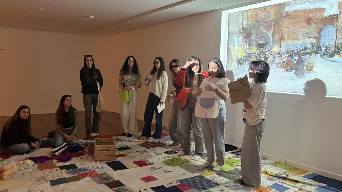 Alumnado de Magisterio durante la formación en el IVAM.