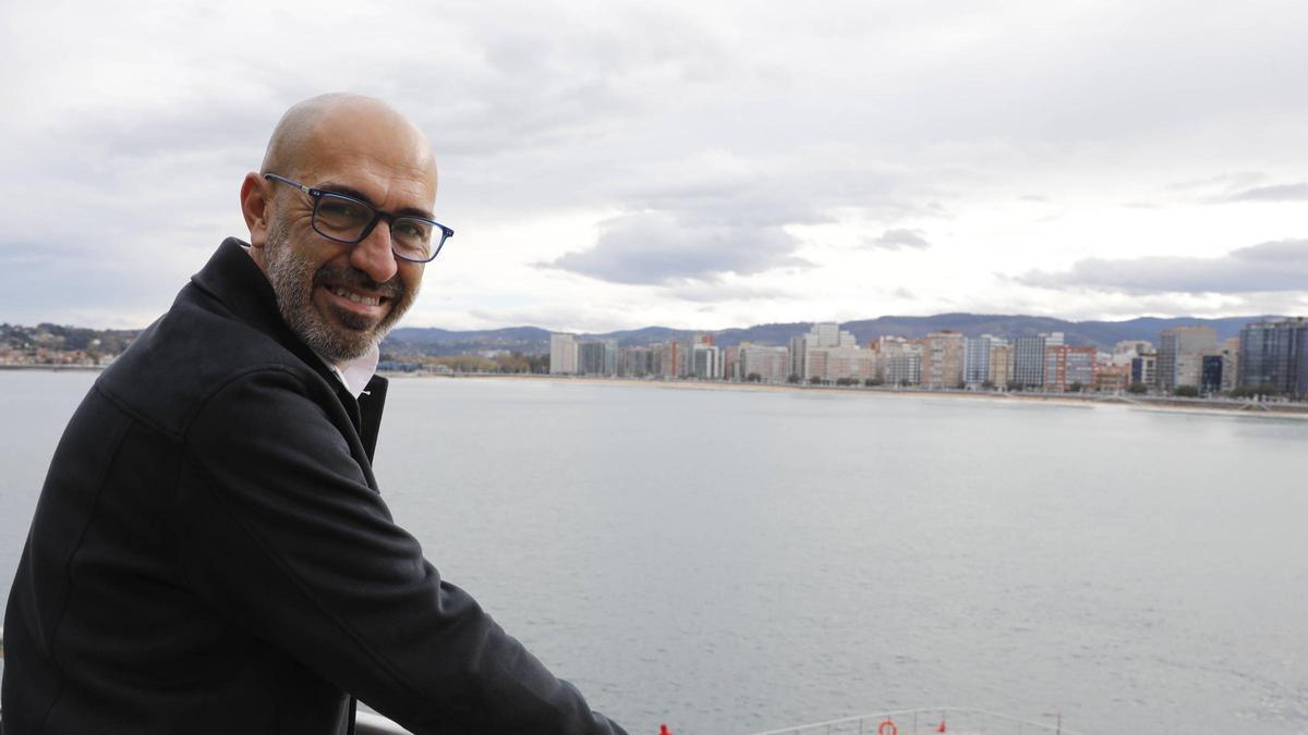 Oliver Suárez, ayer, en el Real Club Astur de Regatas.