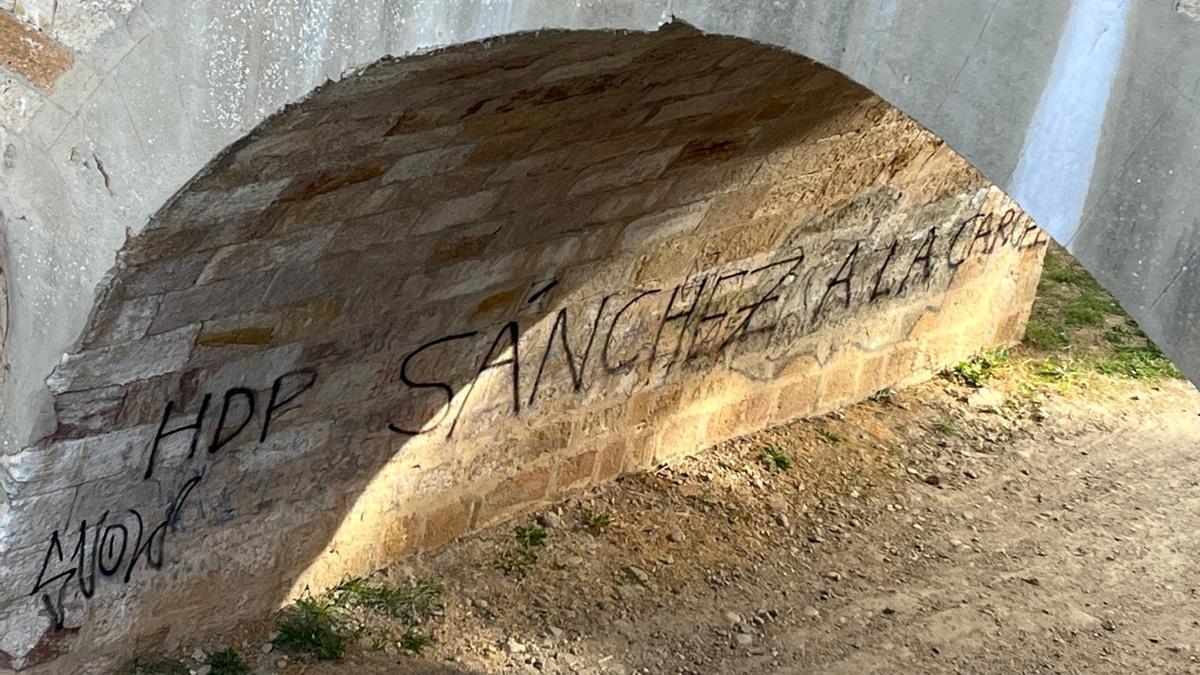 Imagen de la pintada realizada en el Puente de Piedra de Zamora.