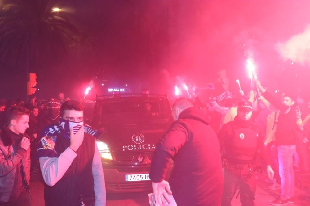 La afición blanquiazul vuelve a demostrar que está con su equipo, inmerso en la lucha por la permanencia, y anima a los jugadores en los exteriores de La Rosaleda.