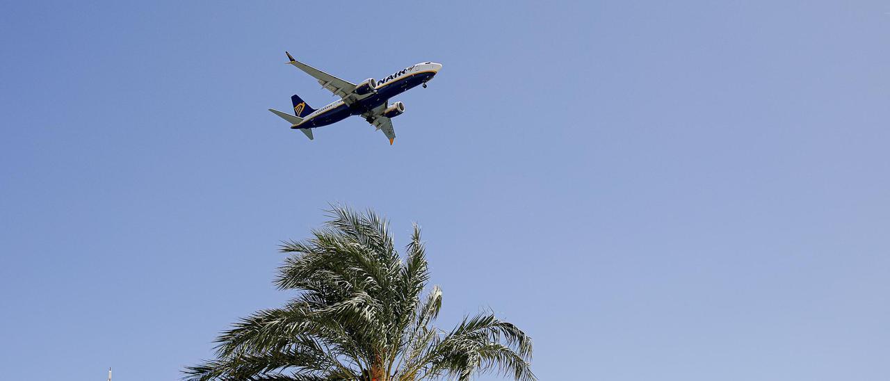 Un avión a punto de aterrrizar en Eivissa.