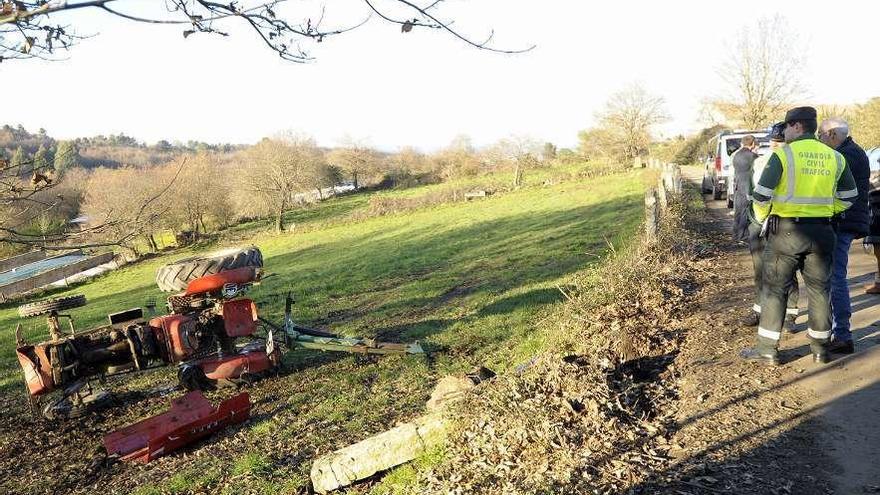 Estado en el que quedó el tractor donde viajaban los dos hermanos muertos ayer en Lalín. // Bernabé/J. Lalín