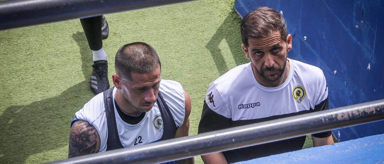 Sergio Mora abandona el entrenamiento acompañado por Javier Acuña mientras se fija en la cámara.