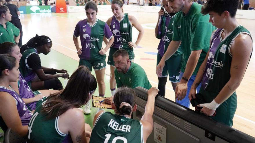 Francis Trujillo, junto a sus jugadoras, en un tiempo muerto.