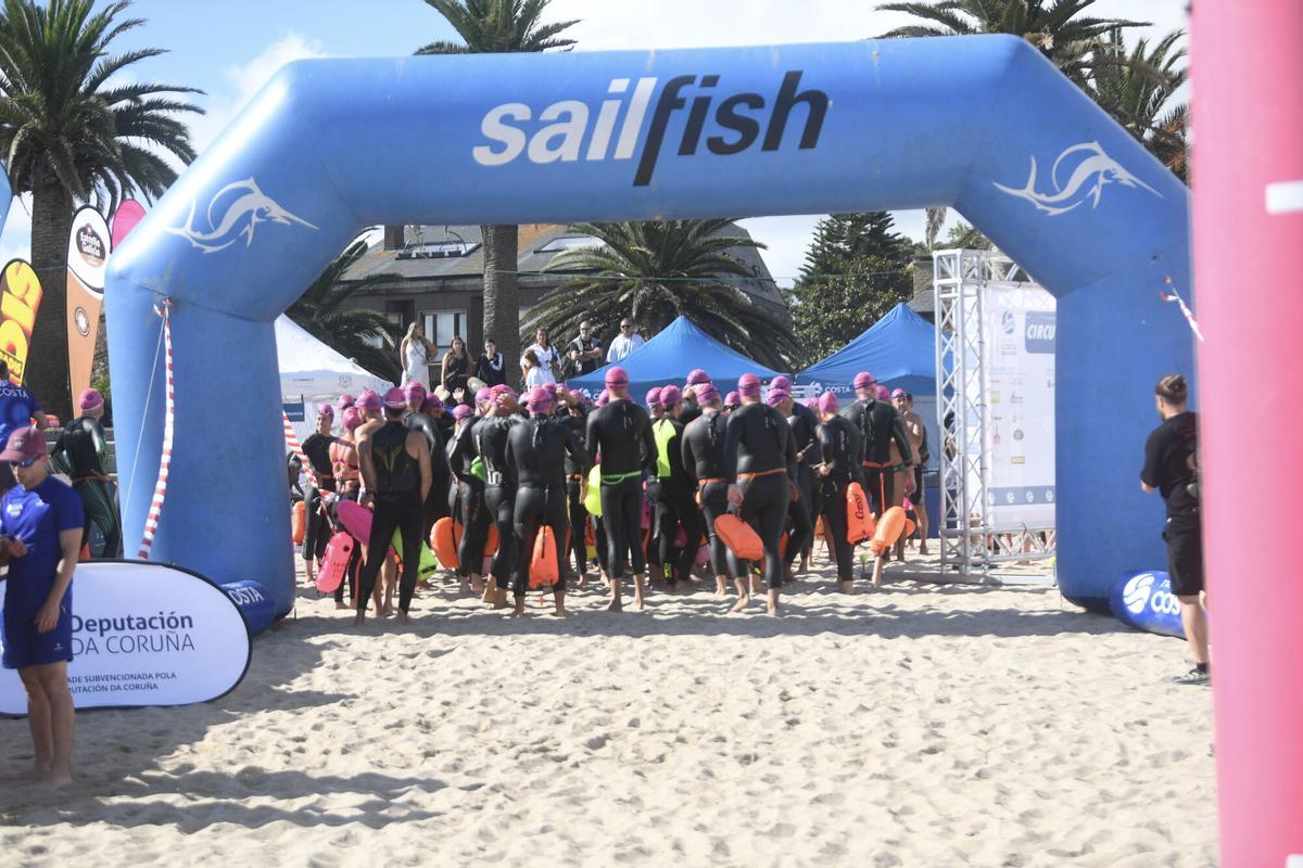 La prueba de natación en aguas abiertas contó con salida y llegada en la playa de Santa Cristina.