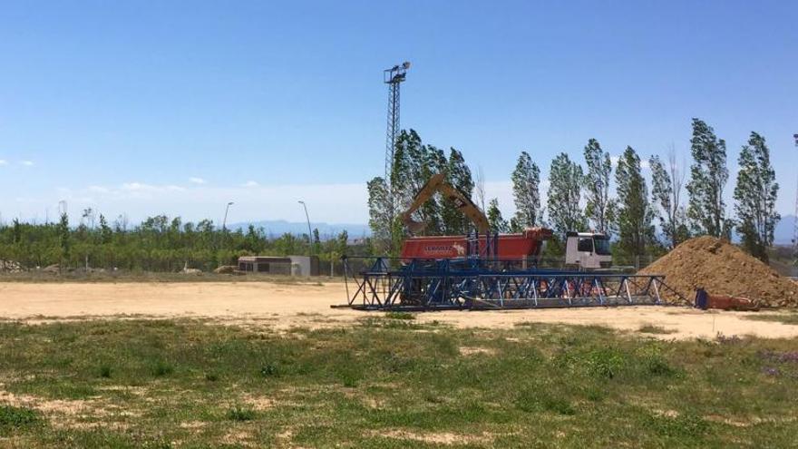 Les màquines aplanant el terreny del futur CEIP Vayreda