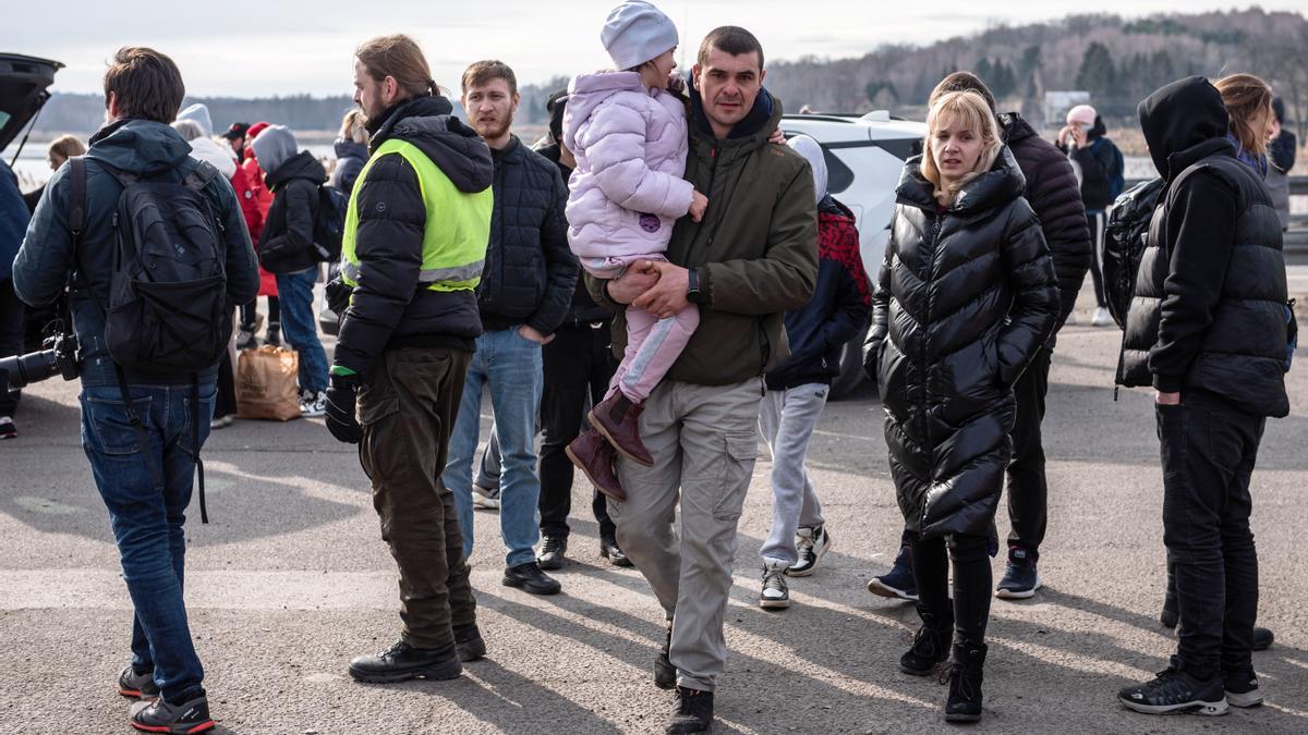 Flüchtlinge aus der Ukraine kommen an der polnisch-ukrainischen Grenze an.