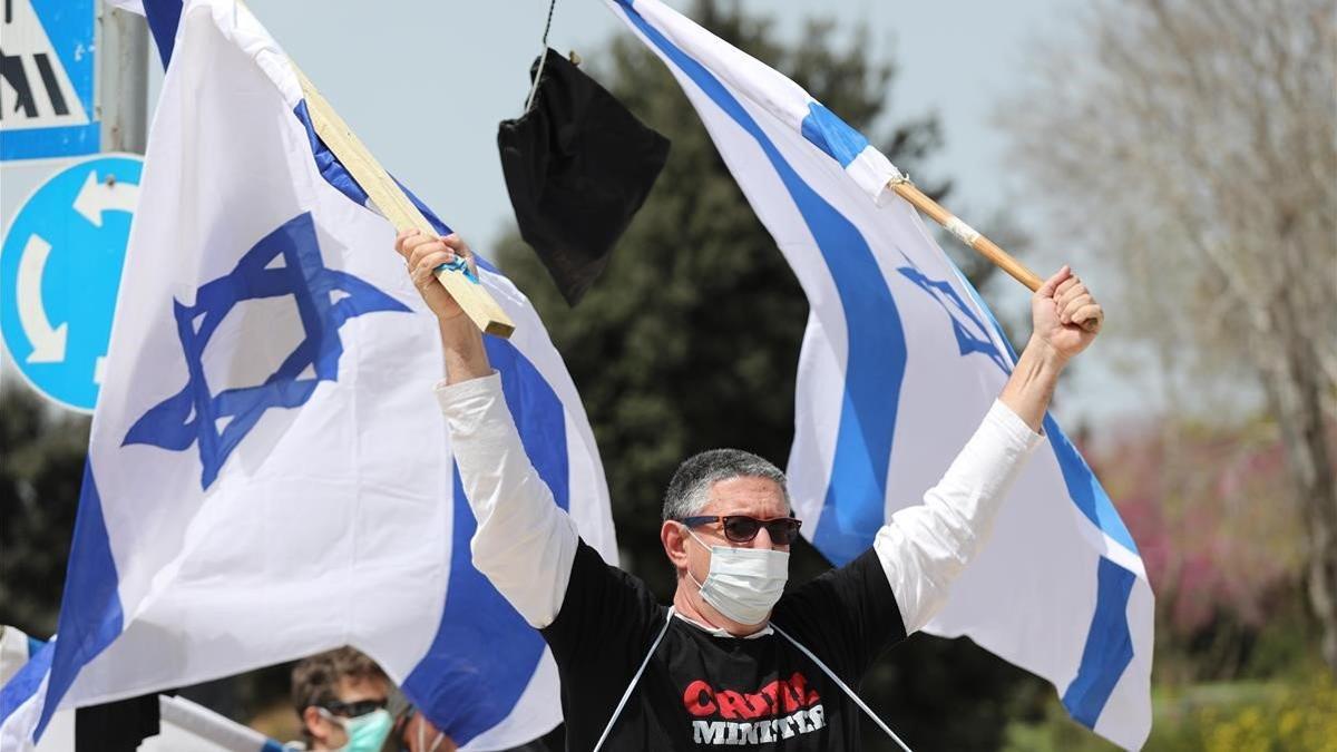 Protesta contra Netanyahu a las puertas del Parlamento israelí, este lunes en Jerusalén.