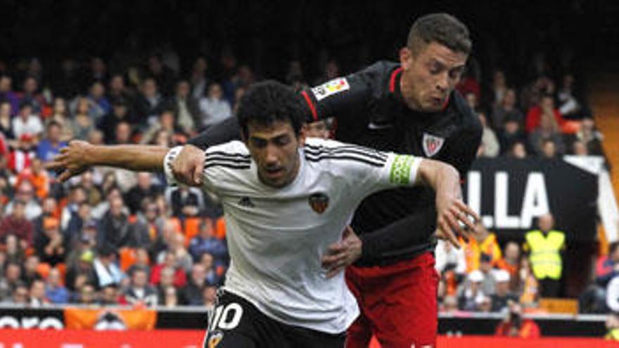 Parejo protege la posesión de la pelota.